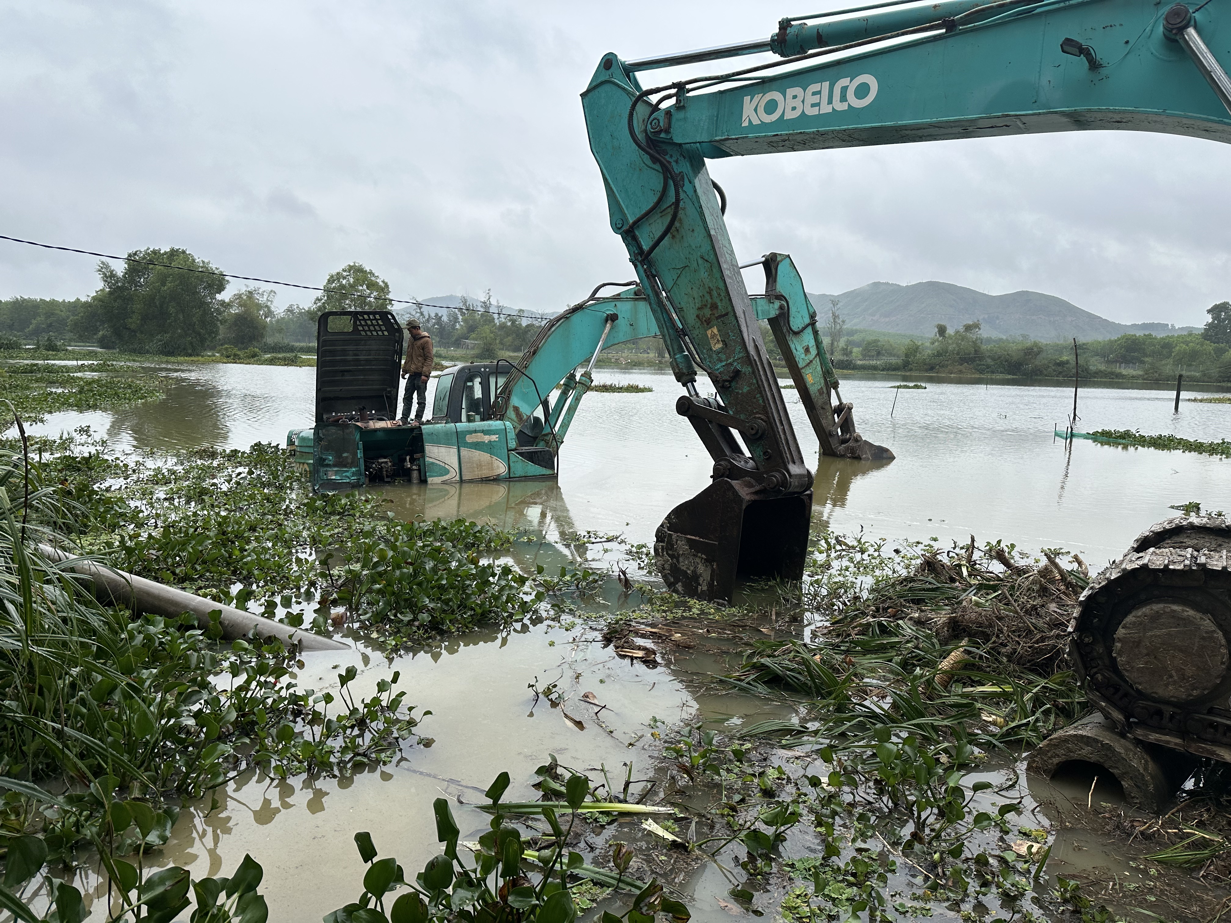 Xe múc mini gọn nhẹ, dễ vận hành tại công trình nhỏ và khu vực đô thị